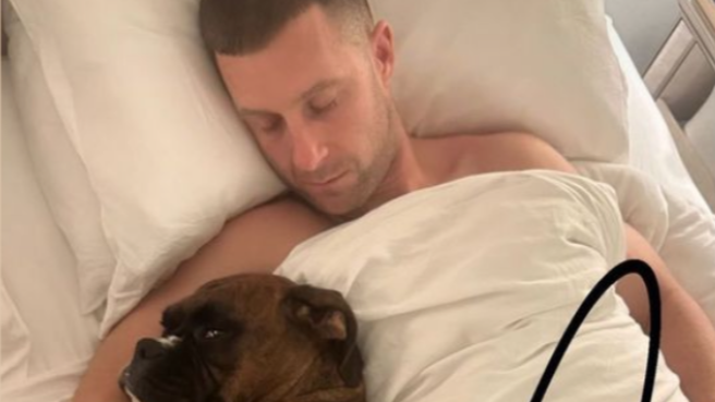 Jonathan Rea lies in bed with his dog after French WorldSBK crash. Credit: Tatia Rea/Instagram.